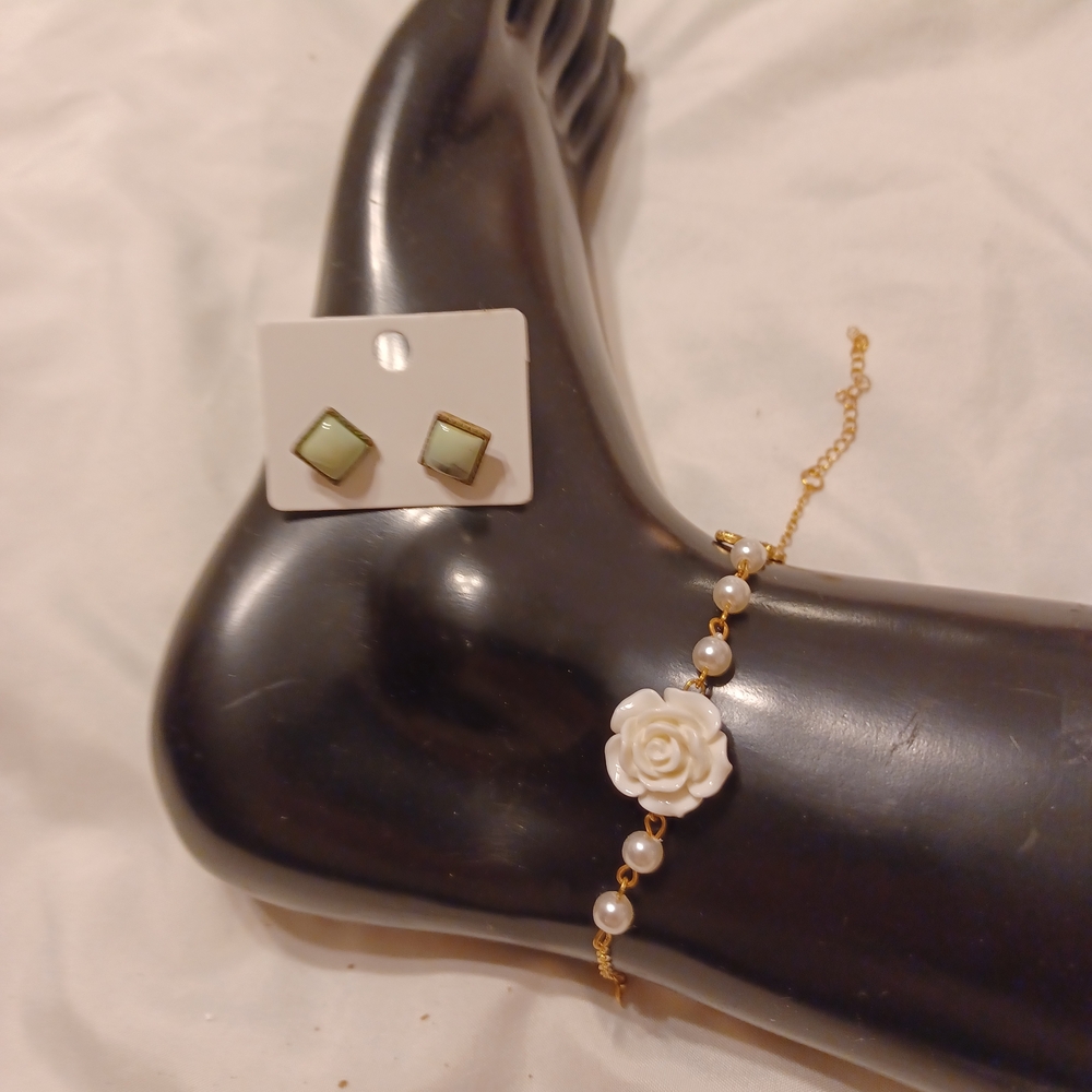 Source Unknown Gold and White Pearl Bracelet with Earrings
